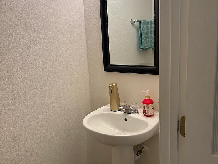 209 E Pisa Pl — Photo 6