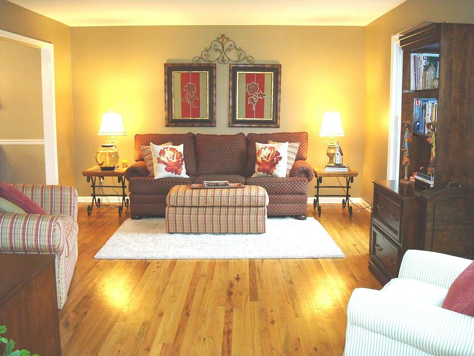 Light & Bright Living Room w/hardwood floor.