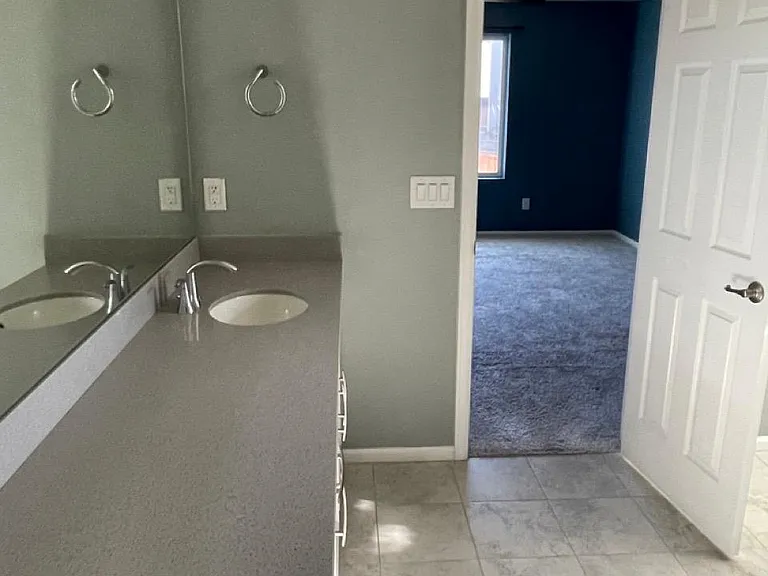 Main bedroom with en-suite bathroom