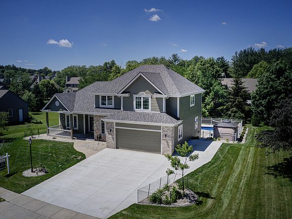 3rd image of 560 Majestic View Ln