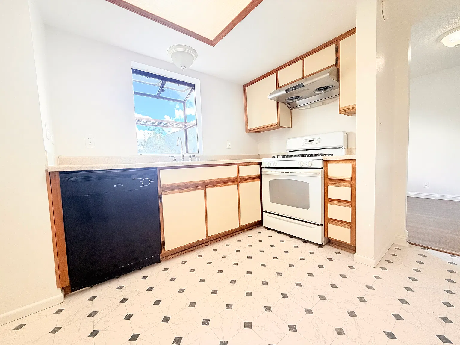 3 bed, 2.5 bath, 1200 sqft, $2,850 — Photo 2
