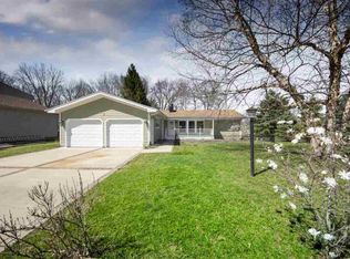 9 Haylake Dr, Pekin, IL 61554