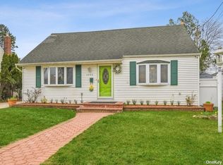 1090 Myron St, Uniondale, NY 11553