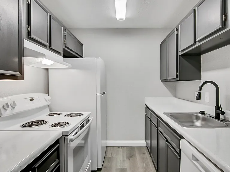 2075 N Dowlen Rd #9 — Photo 4
