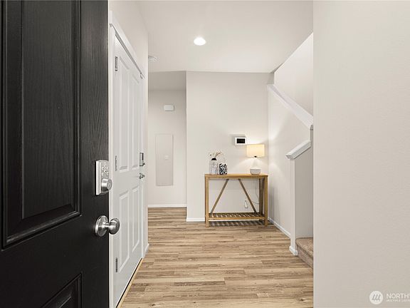4th image of 2818 SAGA Court NE