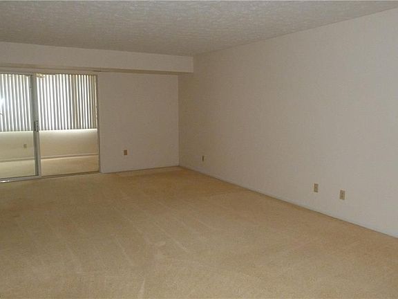 5th image of 520 Meredith Ln APT 403