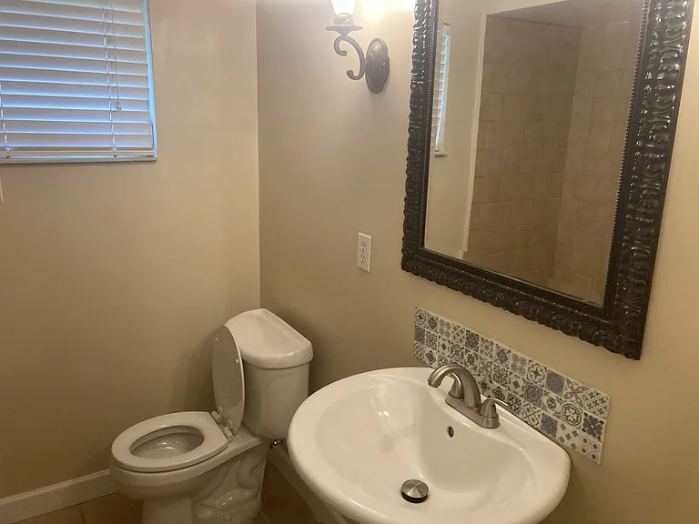 805 Oakdale St — Photo 8