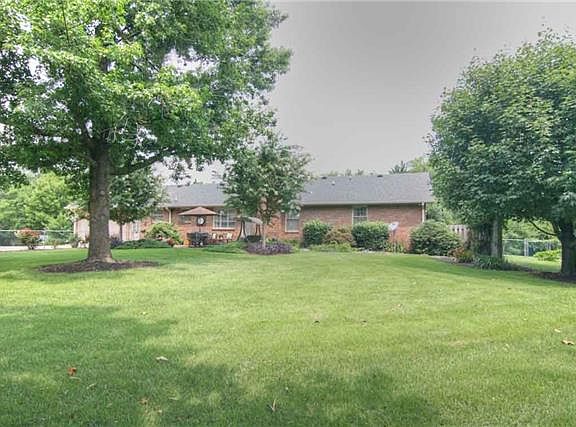 3rd image of 822 Sandra Dr