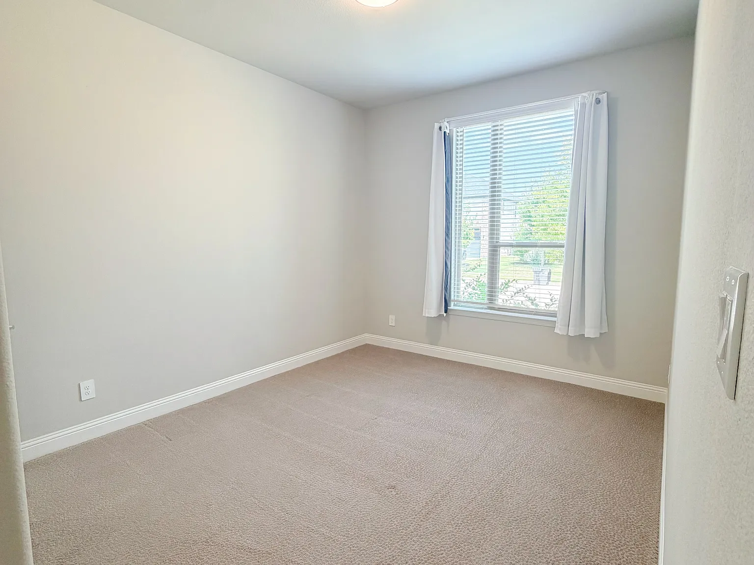 5 bed, 3650 sqft, $4,200 — Photo 4