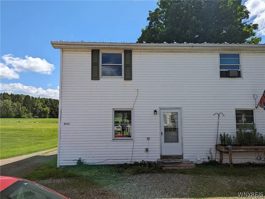 2 bed, 1.0 bath, 2592 sqft, $1,015 — Photo 2