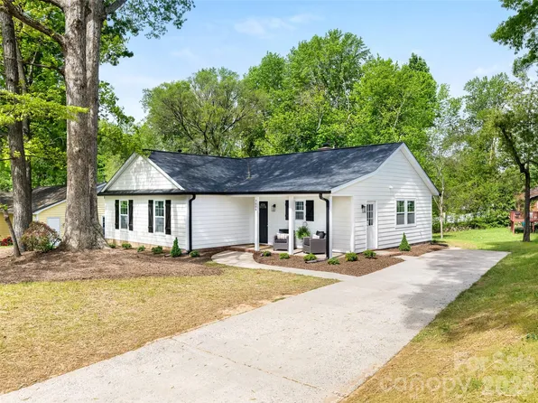 7606 Walnut Wood Dr, Charlotte, NC 28227