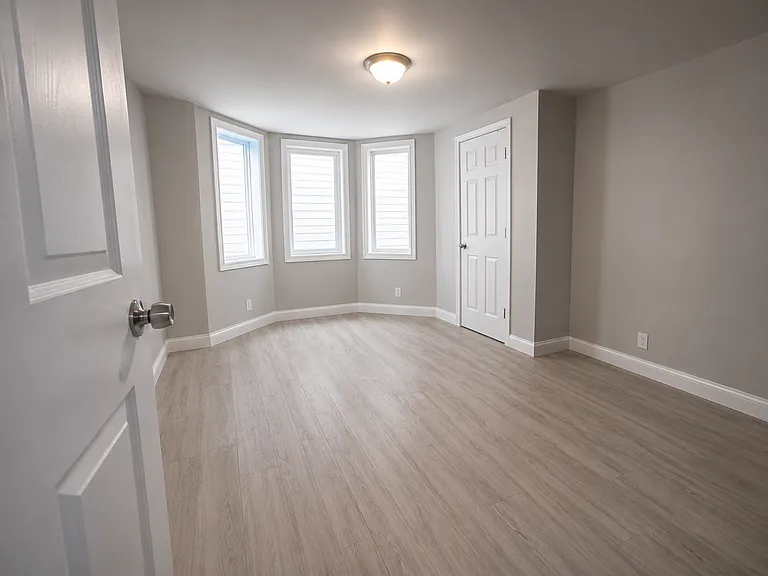 71 1/2 73 Walnut St #101 — Photo 10