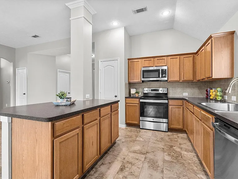 12719 Hart Hollow Ln — Photo 11