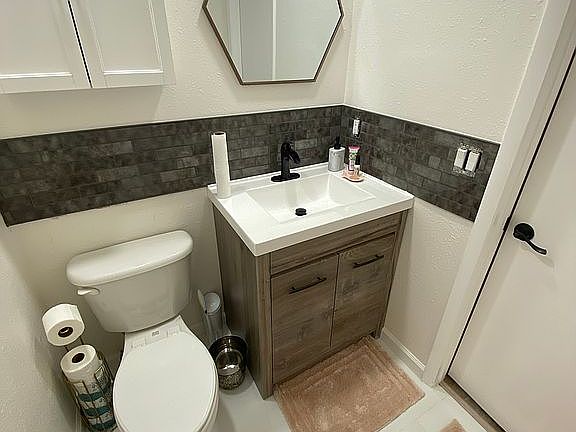 4th image of 1134 Montrose Pl