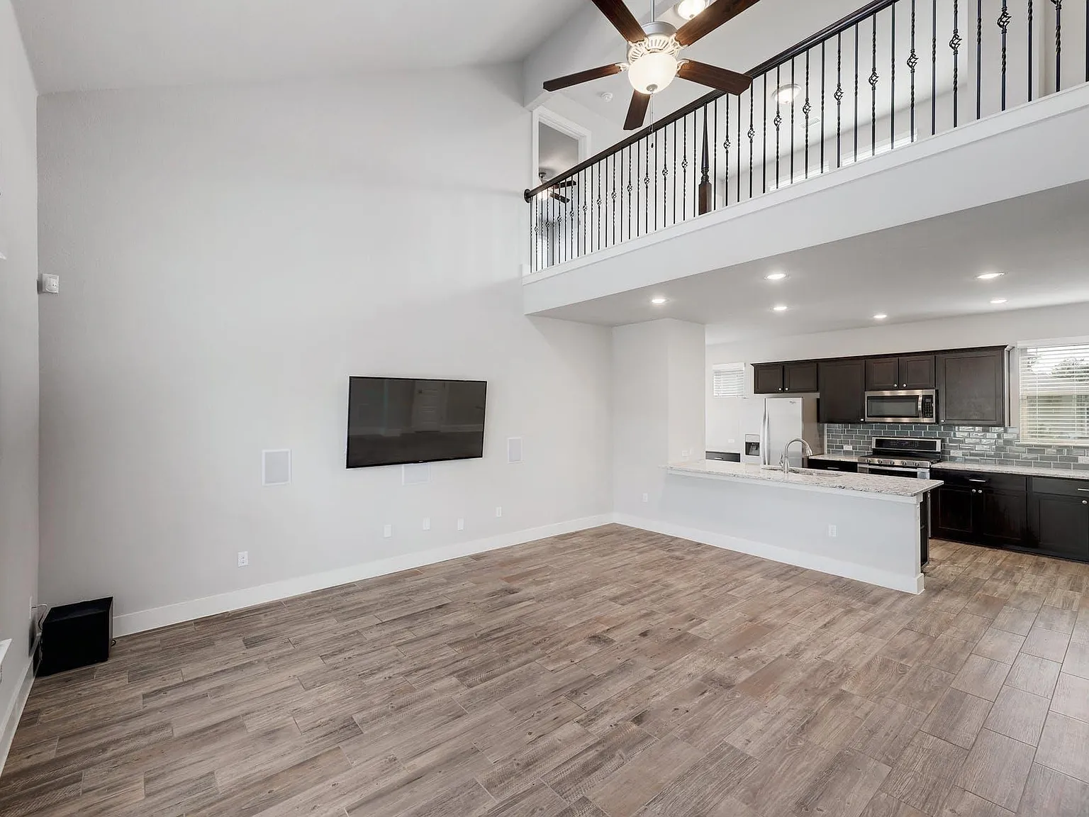 3 bed, 2.5 bath, 1720 sqft, $2,300 — Photo 2
