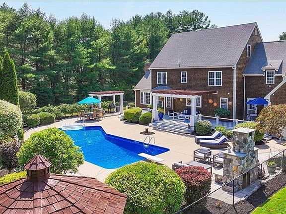 3rd image of 37 Wyndemere Ct