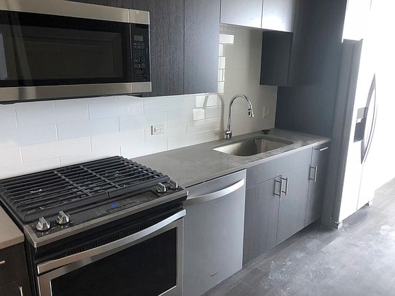 2nd image of 811 W Montrose Ave #915