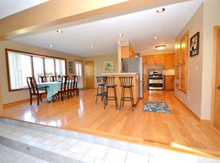 1827 Onacrest Court North, Maplewood, MN 55117