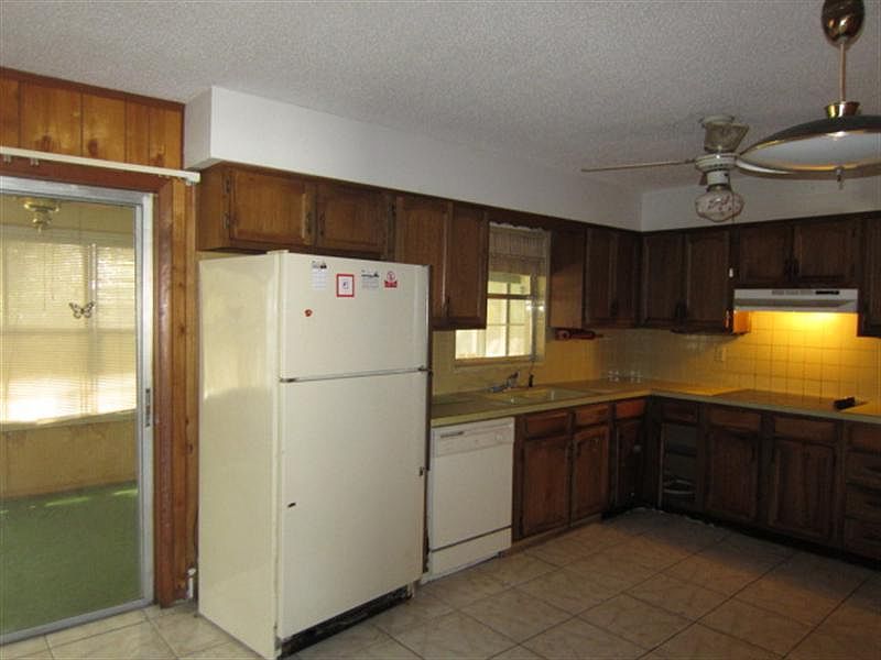 2nd image of 207 Nelson St