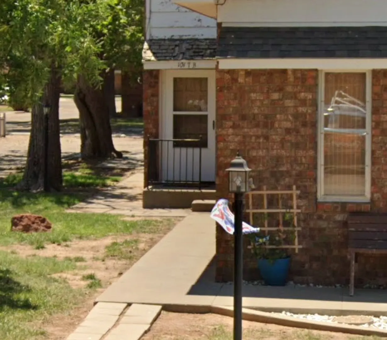 2nd story 2 bedroom, 1 bath condo with central heat and air and one car garage. — Photo 1