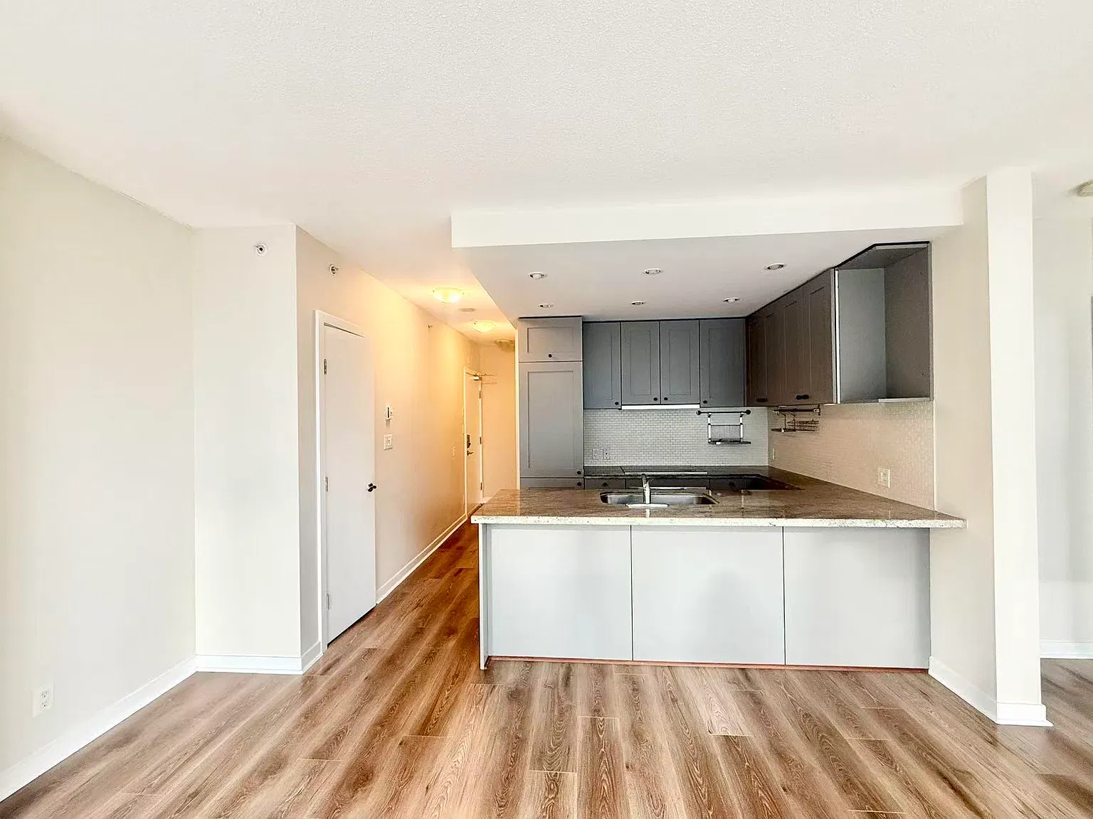 2 bed, 871 sqft, $3,400 — Photo 3