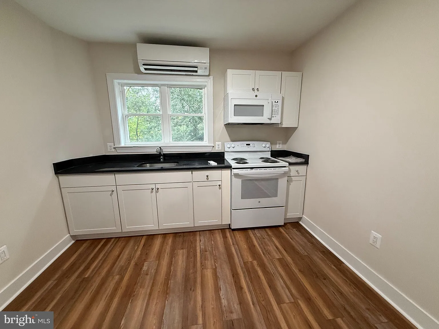 2 bed, 4800 sqft, $1,400 — Photo 3