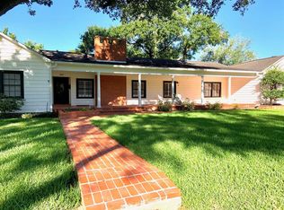 305 Avenue D, El Campo, TX 77437