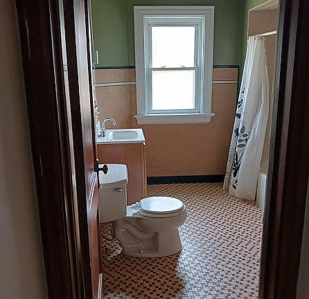 Big bathroom with full tub & shower