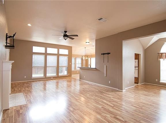 3rd image of 921 Churchhill Dr