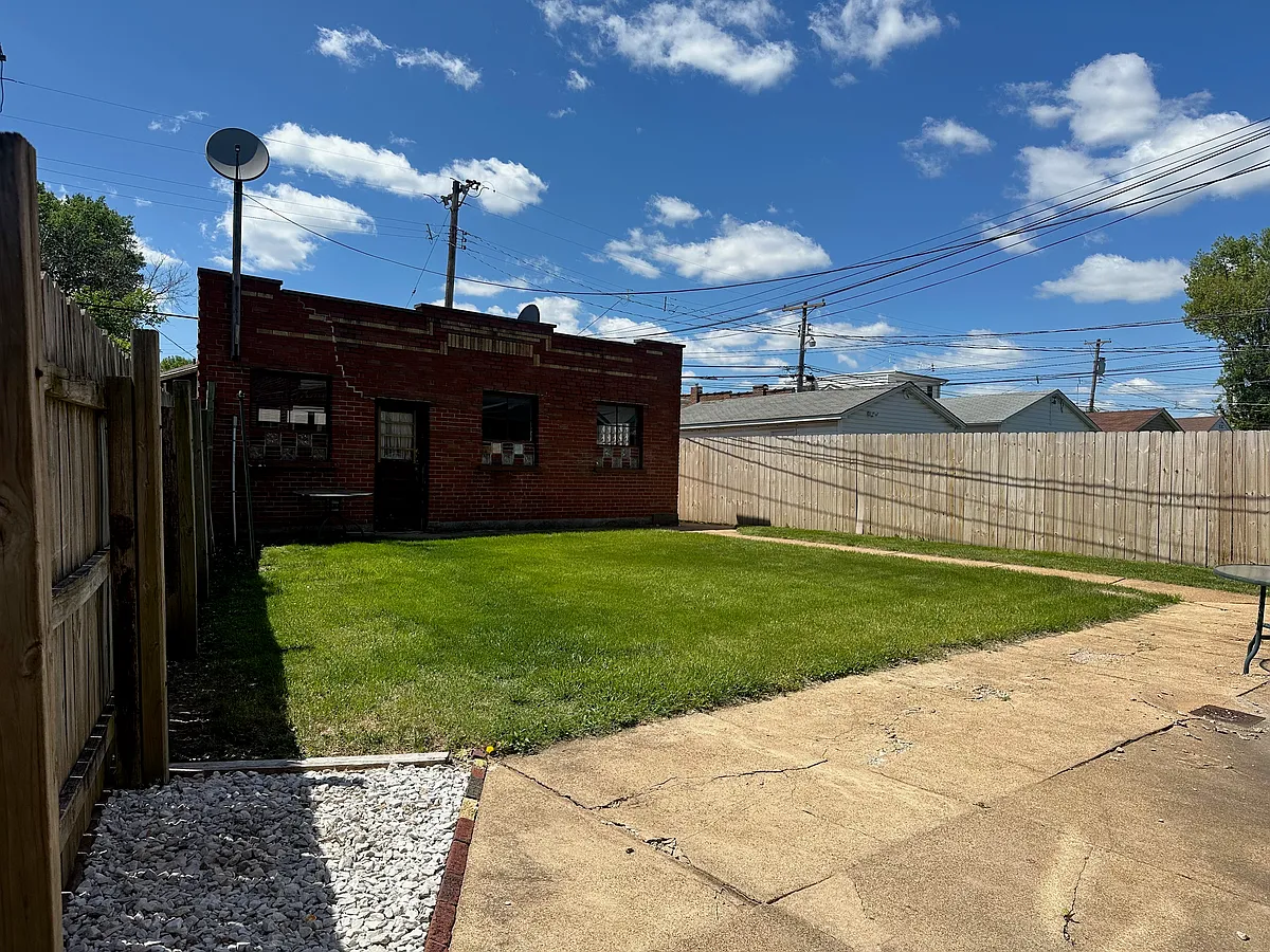 Garage (not for rent) and back yard - 4916 Robert Ave #4916