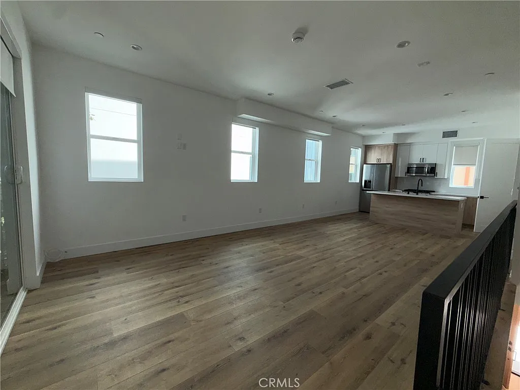 2 bed, 2.5 bath, 1300 sqft, $4,595 — Photo 3
