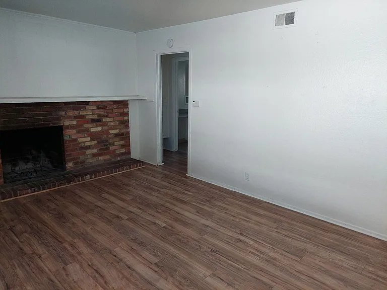 881-883 Modesto Ave — Photo 7