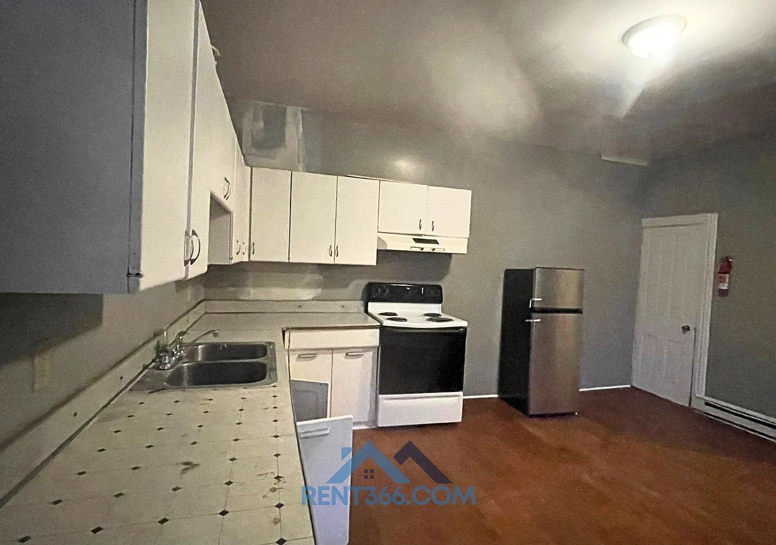 101 N George St — Photo 2