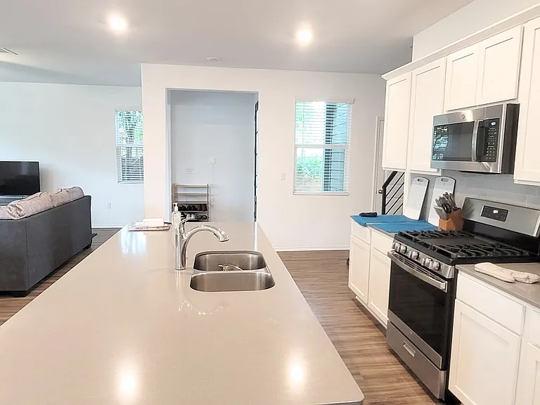 1100 Winnie Dr — Photo 3