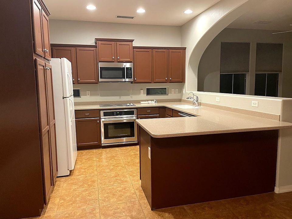 The kitchen has a Stainless steel refrigerator and the refrigerator in this pic is in the garage.