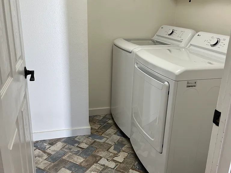 Washer Dryer (Middle Floor)
