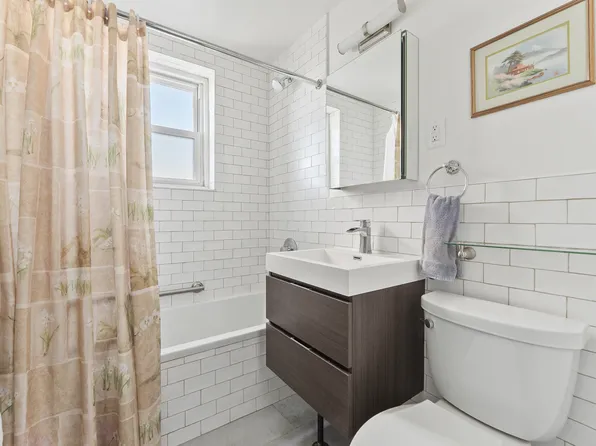 11 Riverside Drive image 7 of 19