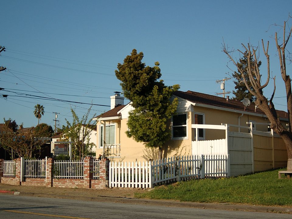 2nd image of 19104 Parsons Ave