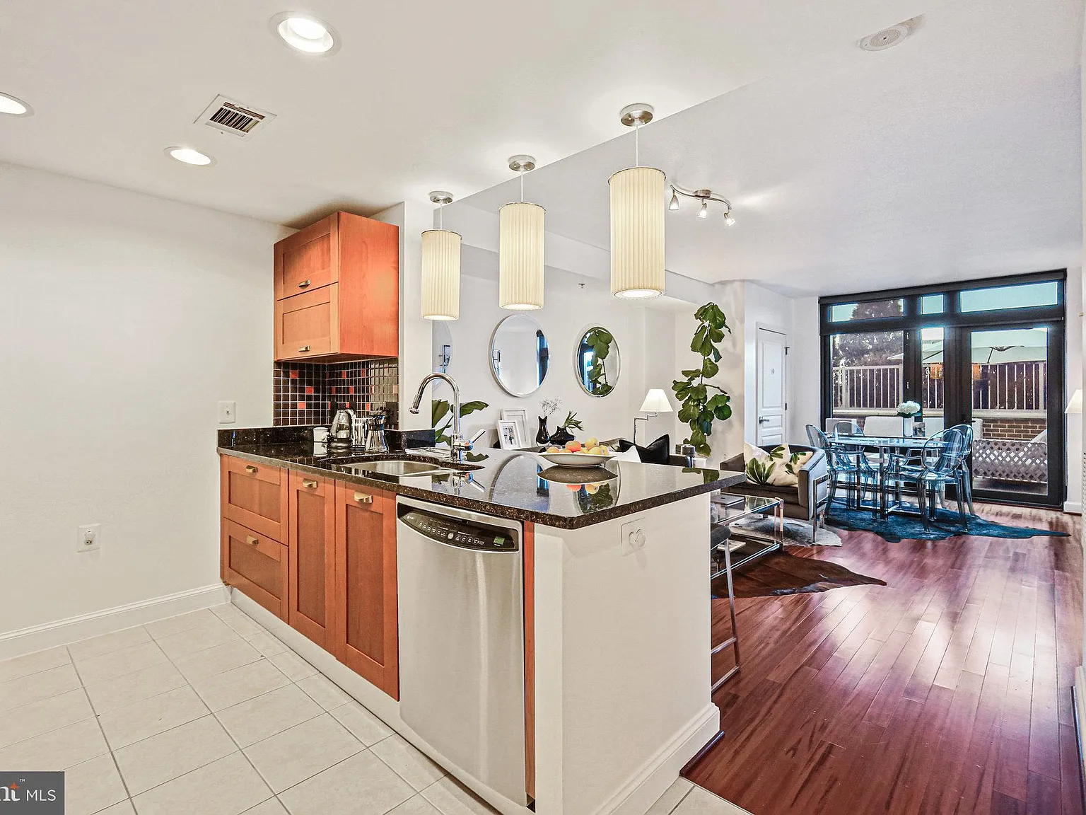 1 bed, 1.0 bath, 805 sqft, $2,350 — Photo 3