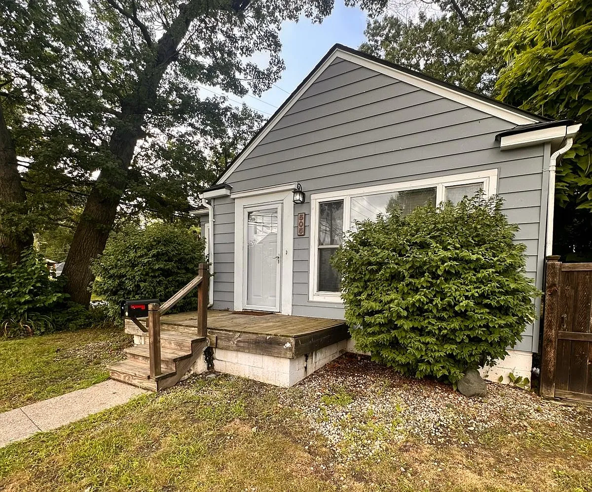 3 bed, 1200 sqft, $2,200 — Photo 3