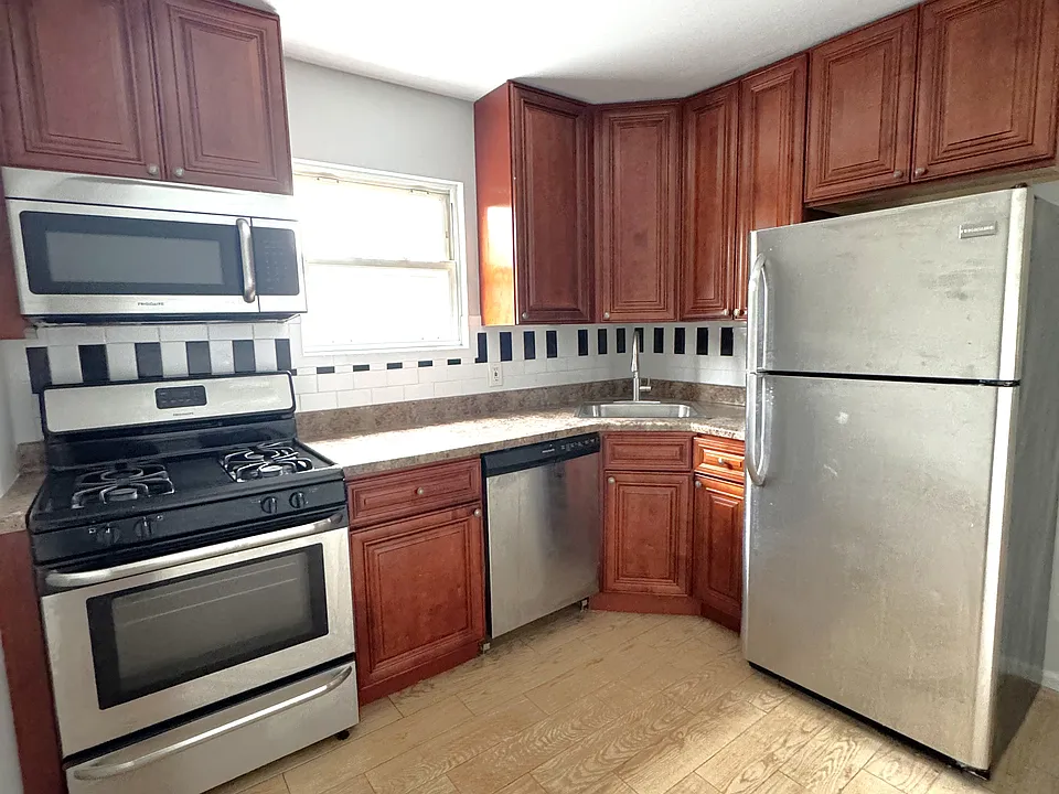 25-22 47th St #3B