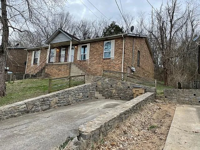 3 bed, 1032 sqft, $1,295 — Photo 1