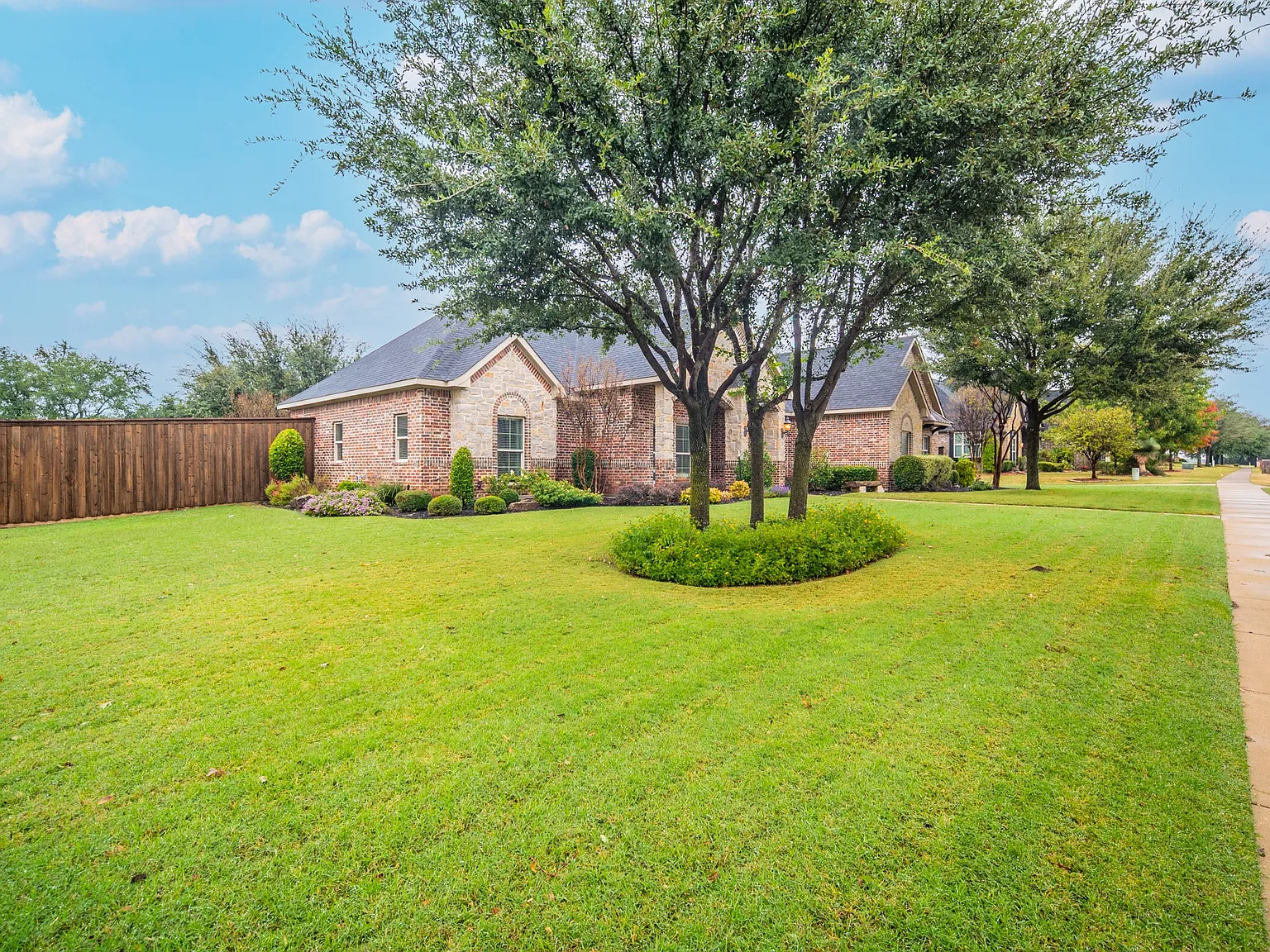 3 bed, 2534 sqft, $3,375 — Photo 2