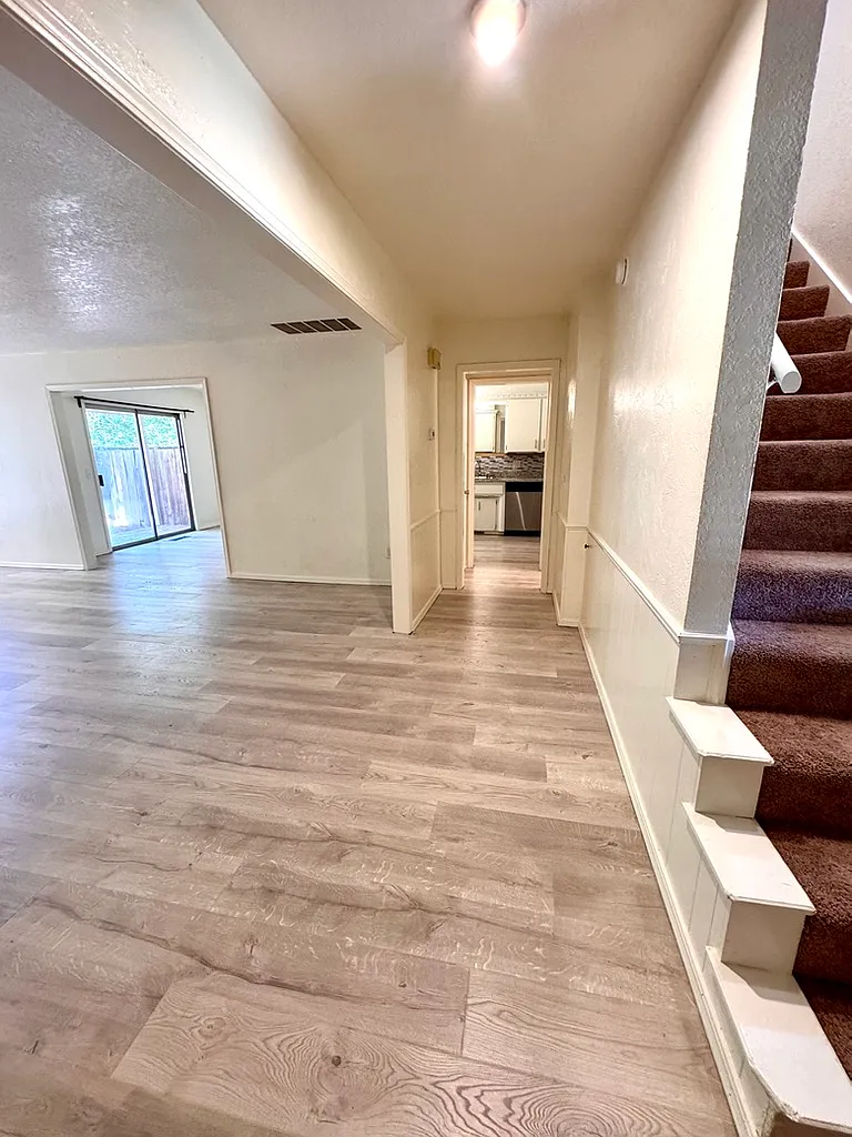 3 bed, 2.5 bath, 1600 sqft, $1,525 — Photo 4