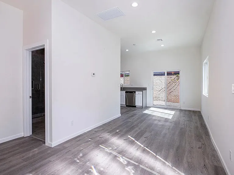 2757 Paloma St — Photo 9