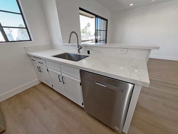 4th image of 1321 N Vista St #301