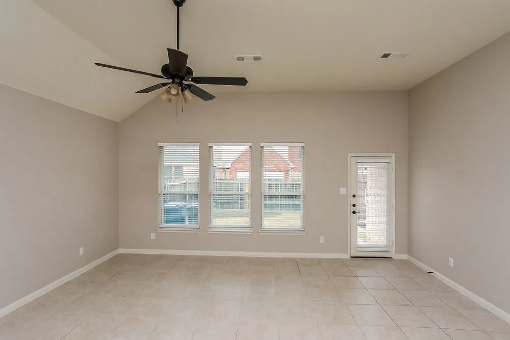 3 bed, 2.5 bath, 2586 sqft, $3,120 — Photo 4