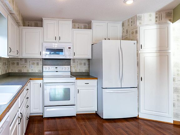 4th image of 18400 Euclid St APT 351