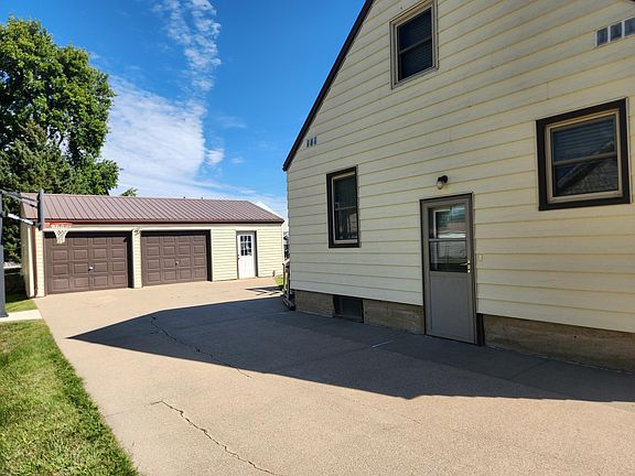 4th image of 821 3rd St SE