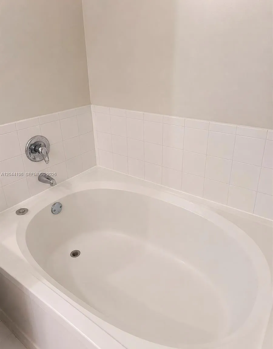 3 bed, 1353 sqft, $3,900 — Photo 4